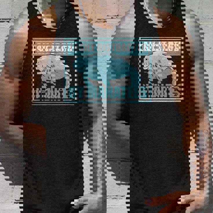 マナティーに気を取られる かわいいマナティー 面白い 海の動物 タンクトップ 彼への贈り物