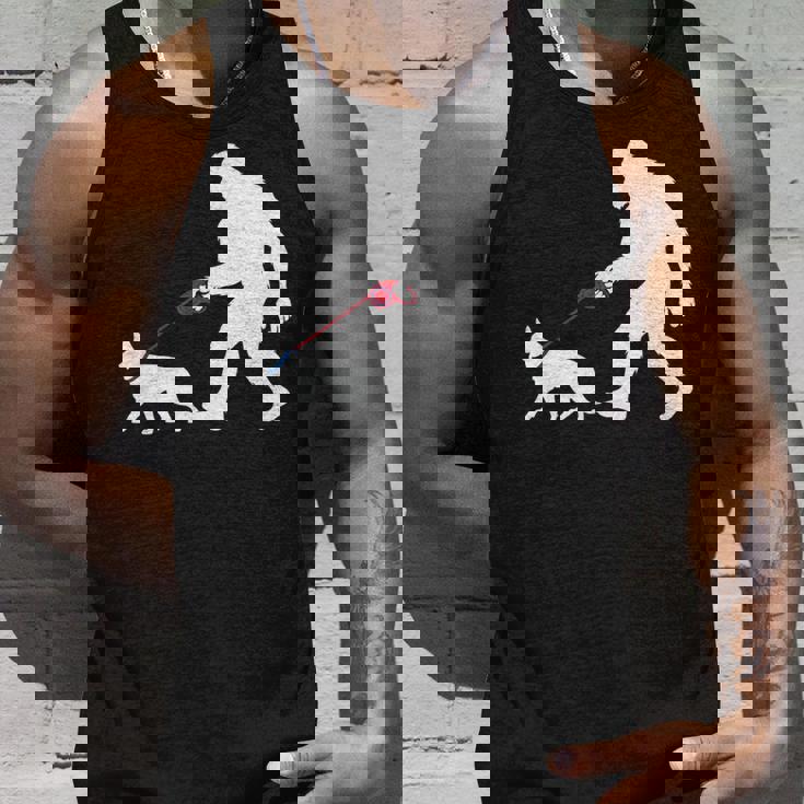 レトロ ビッグフット ウォーキング ジャーマンシェパード 犬 おもしろい サスカッチ 長袖tシャツ タンクトップ 彼への贈り物