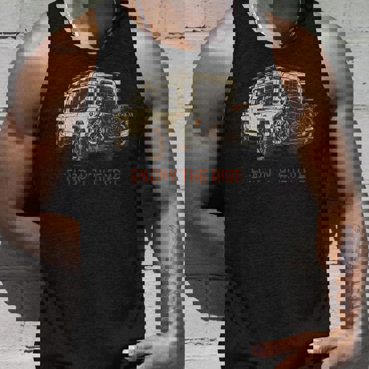 ヴィンテージ オフロード アドベンチャー ロードトリップ バイク イラストレーション タンクトップ 彼への贈り物