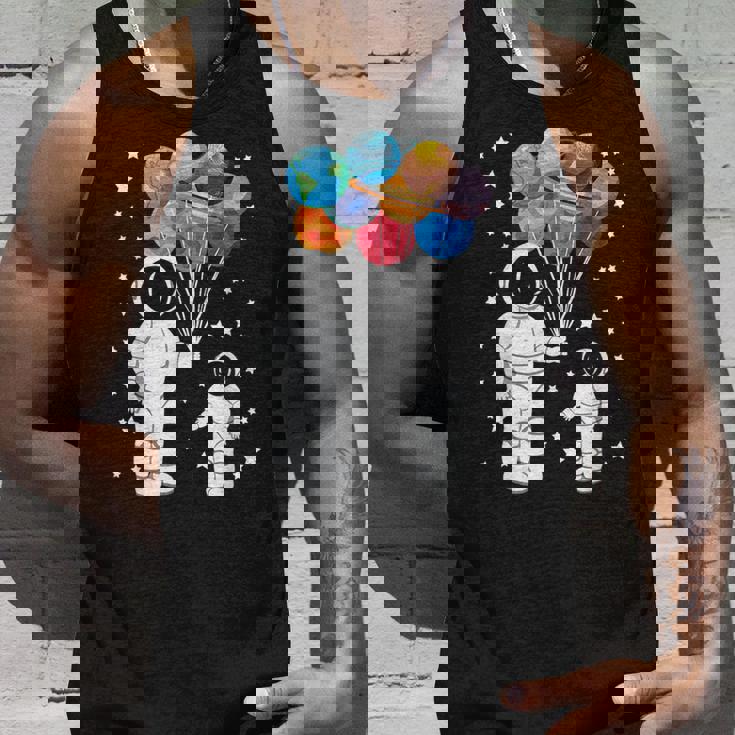 宇宙飛行士 宇宙飛行士 面白い宇宙小人太陽系 天文学 タンクトップ 彼への贈り物