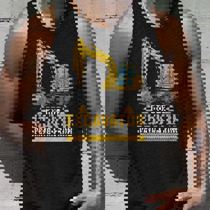 将来の掘削機オペレーターが重機ファンのトレーニングに参加。 タンクトップ 彼への贈り物