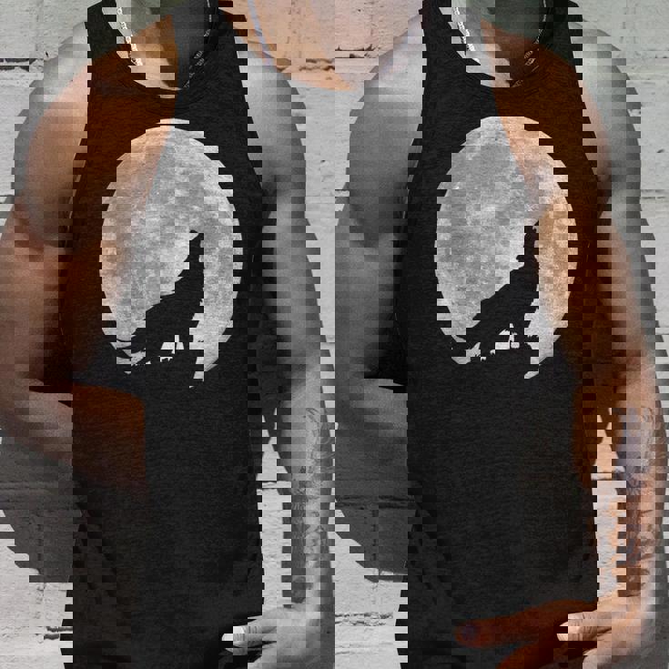 月に吠えるオオカミのシルエット。 タンクトップ 彼への贈り物