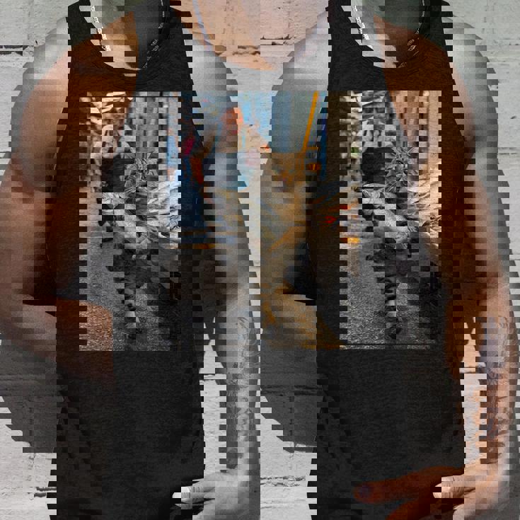 猫が魚市場を盗む冒険ファニーアートミーム タンクトップ 彼への贈り物