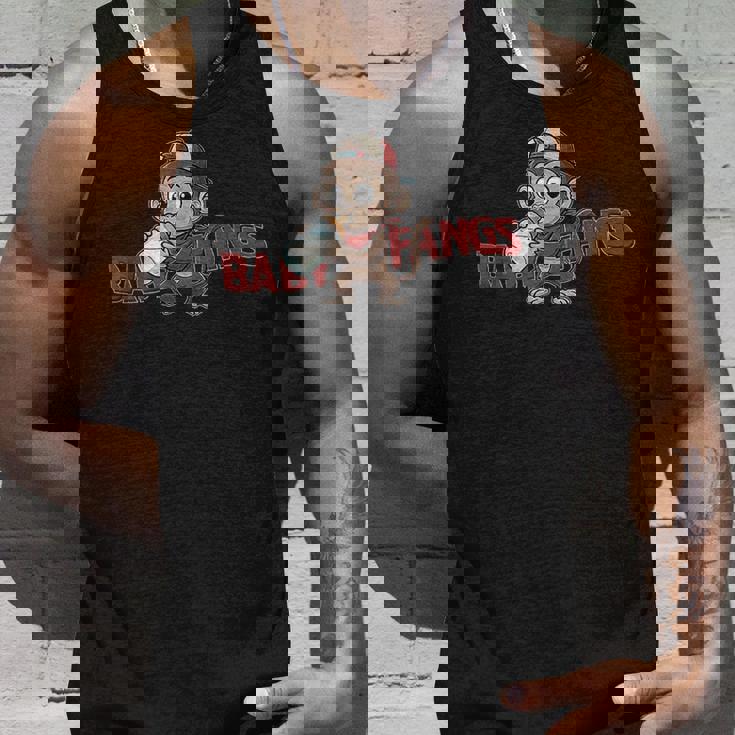 猿 子猿 ミルクを飲む赤ちゃん猿【Baby Fangs】 タンクトップ 彼への贈り物