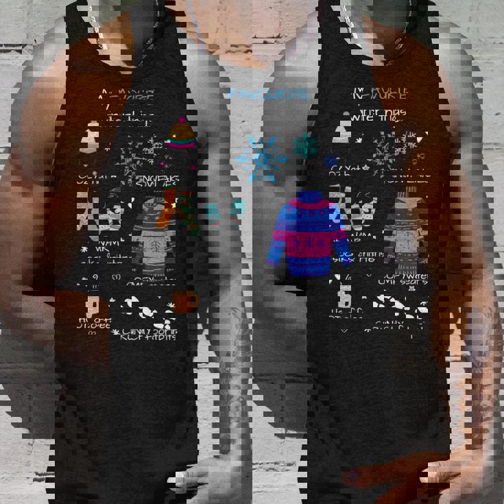 私のお気に入りの冬のものは、居心地の良い帽子、雪の結晶、ホットコーヒーです。 長袖tシャツ タンクトップ 彼への贈り物