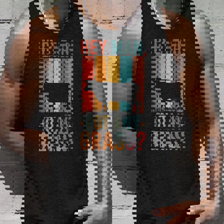 草を求めるレトロの面白い牛 農場のユーモアスタイル タンクトップ 彼への贈り物