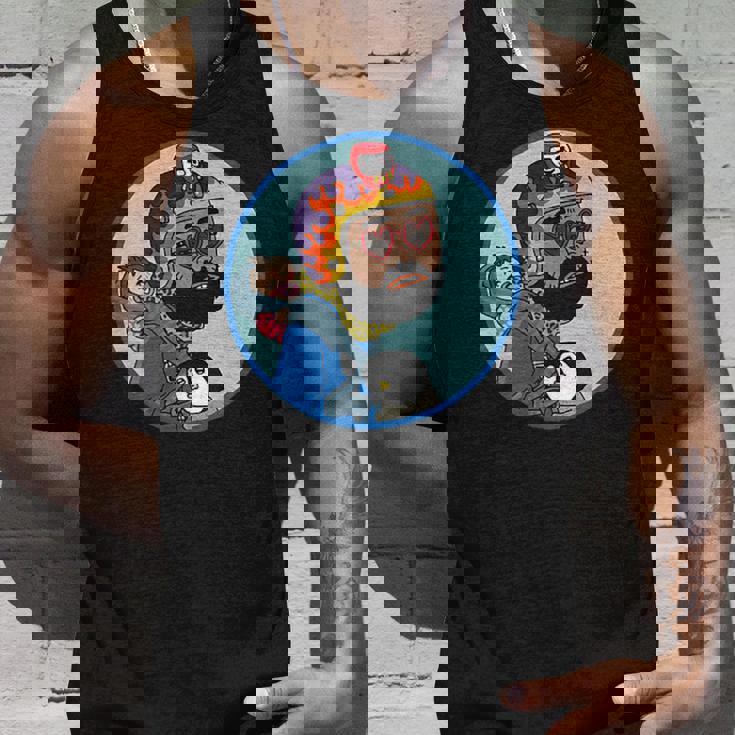 赤ちゃんをおんぶしたファンキー男 ハート型のサングラス ミニダルマ ヒゲ ファイヤーパターンのヘルメット タンクトップ 彼への贈り物