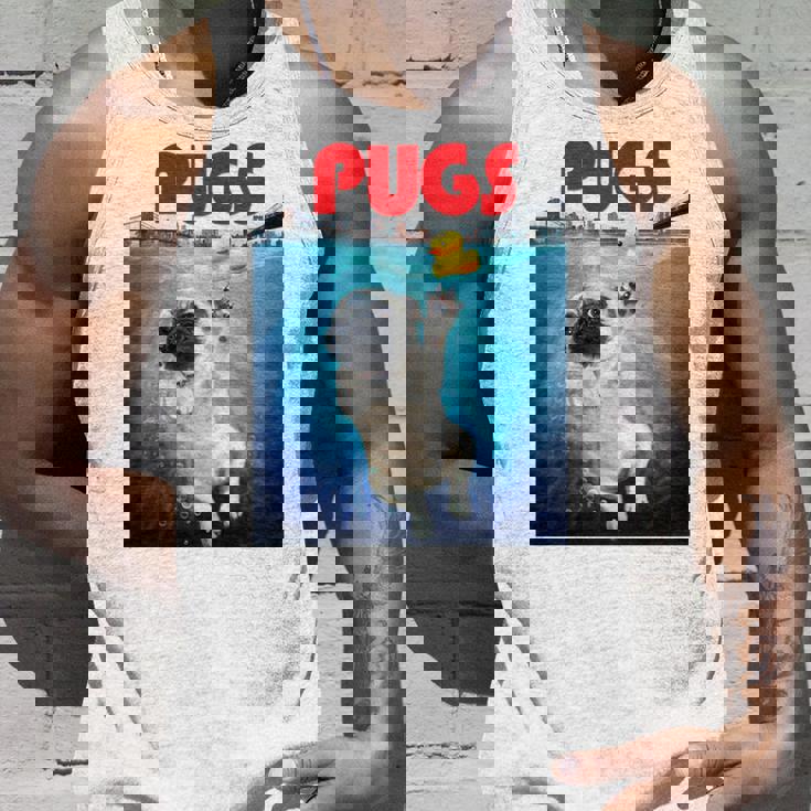 ニューヨーク港でゴム製のアヒルのおもちゃで遊ぶかわいいパグ犬 長袖tシャツ タンクトップ 彼への贈り物