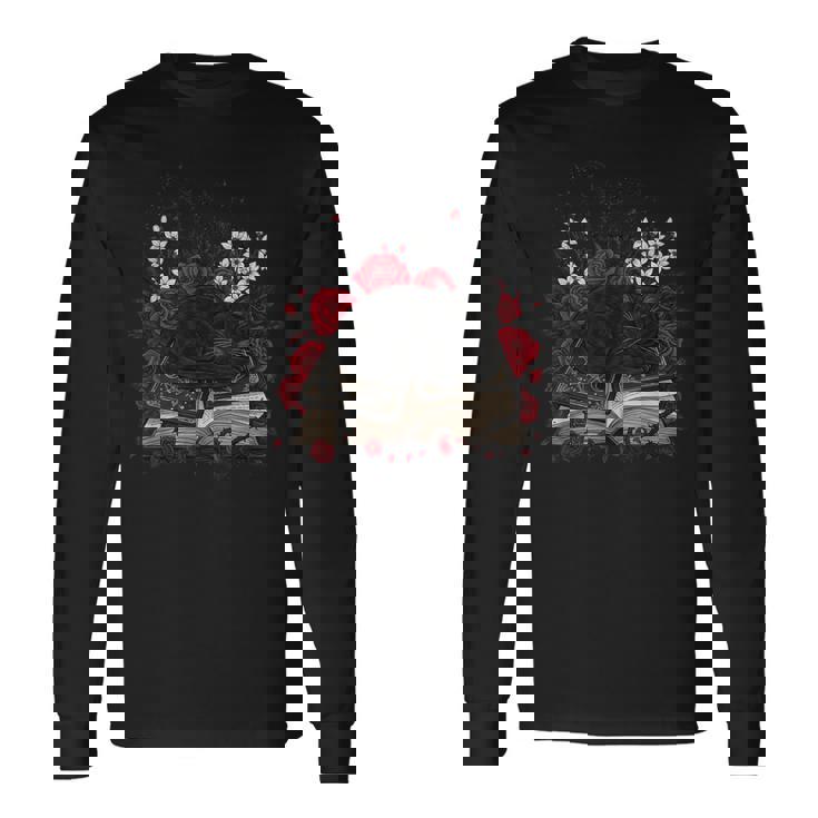 Gato Negro Durmiendo En Brujas Grimorio Con Rosas Espinas Camiseta de manga larga