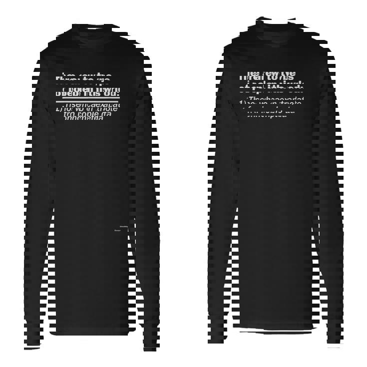 このワールドインテリジェントシャツには2種類の人々がいます 長袖Tシャツ