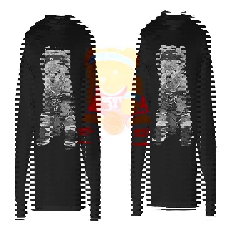 クールなテディベアがバスケットボールのイラストグラフィックデザインを演じます。 長袖Tシャツ