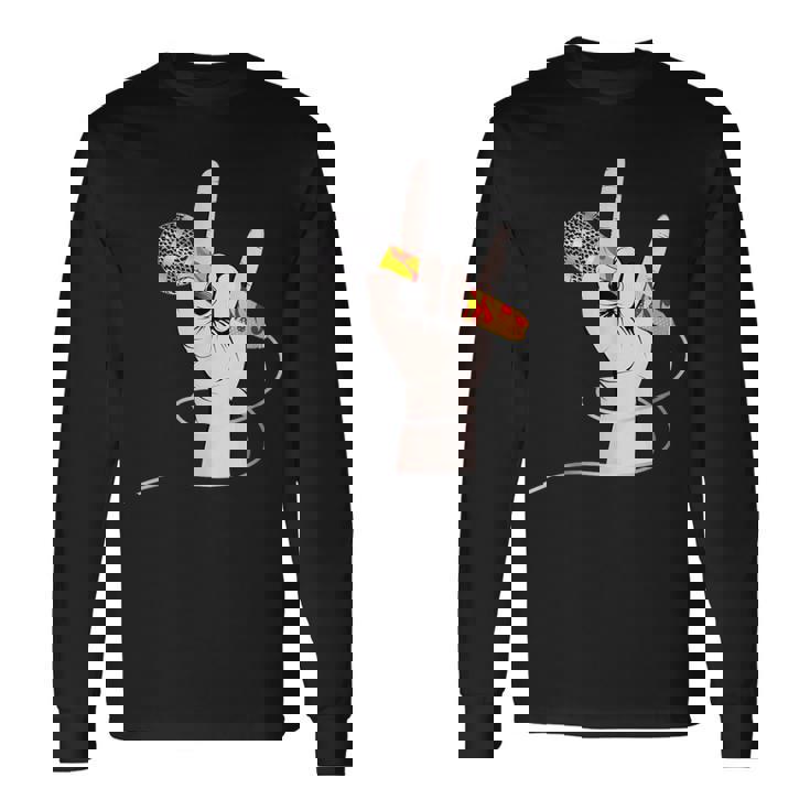 ボーカルマイクを持つロックシンガーの手 長袖Tシャツ