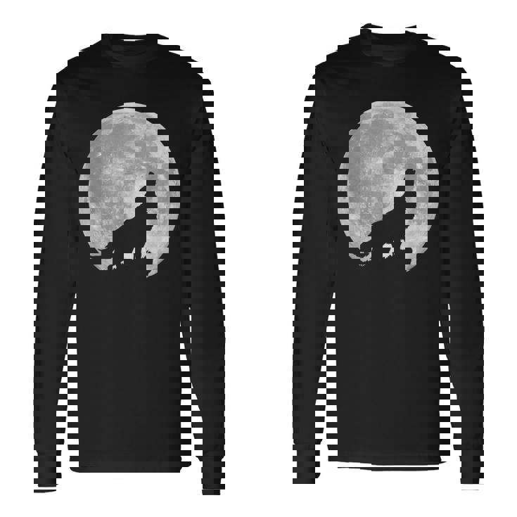 月に吠えるオオカミのシルエット。 長袖Tシャツ