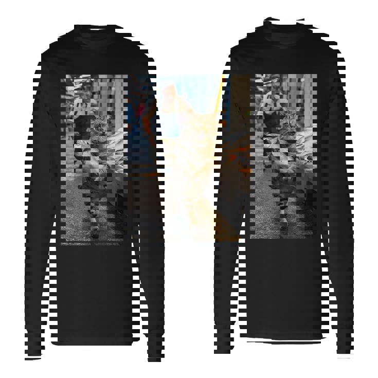 猫が魚市場を盗む冒険ファニーアートミーム 長袖Tシャツ