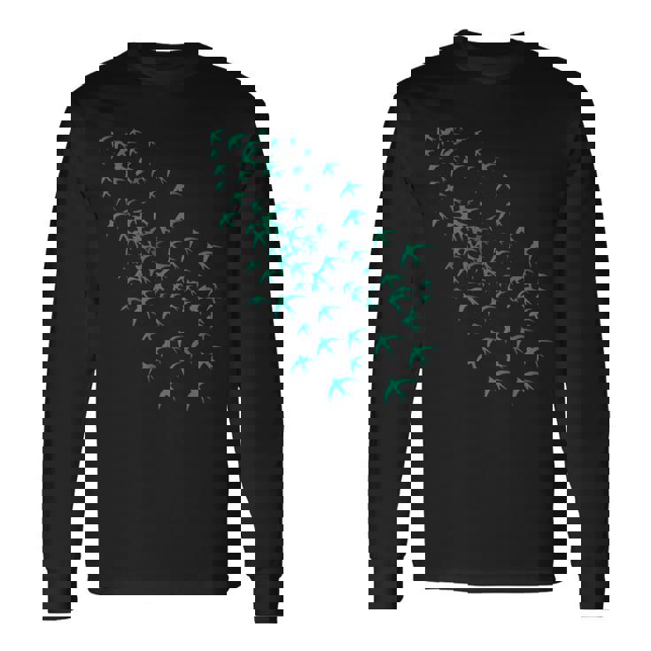 空と自然の鳥の群れ ツバメの空飛ぶ群れ 長袖Tシャツ