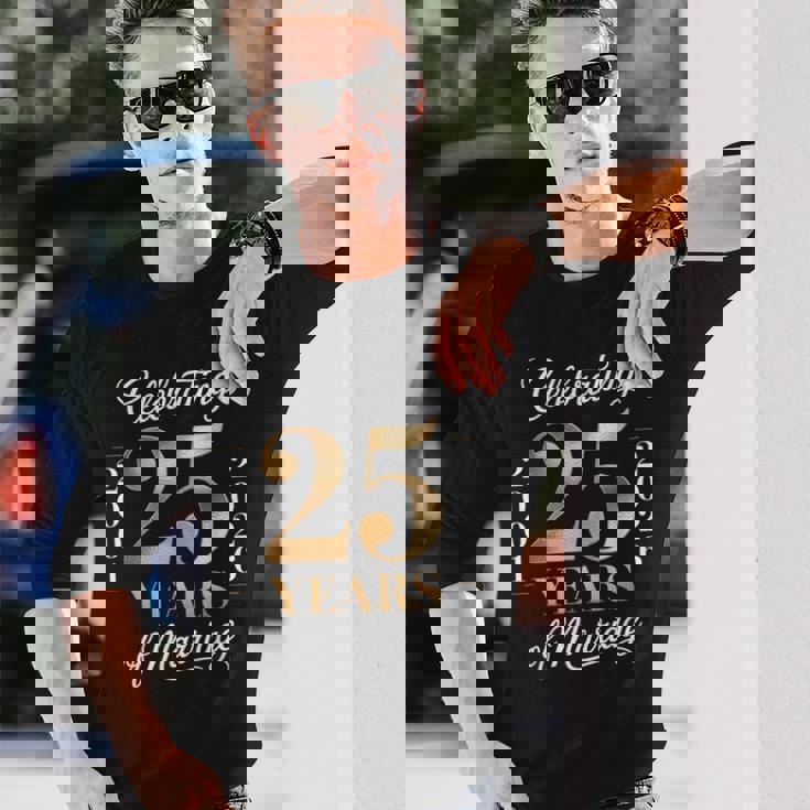 2001 年から 2026 年までのカップルの結婚 25 周年を祝う 長袖Tシャツ 彼への贈り物