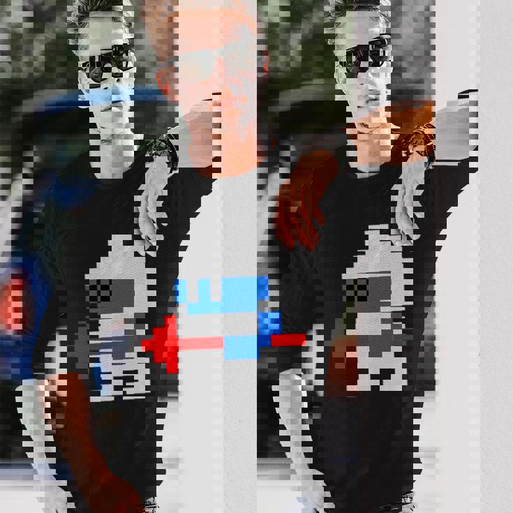 8ビット80年代レトロクラシックビデオゲームキャラクターダグヒーロー 長袖Tシャツ 彼への贈り物