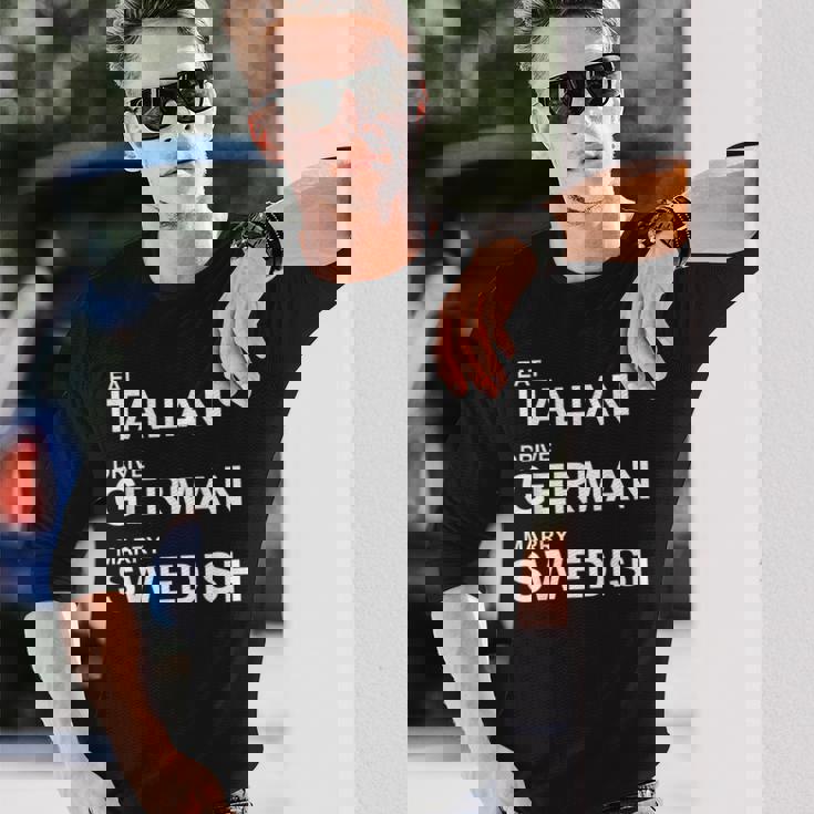 Eat Italian Drive German Marrywedish ユーモラスな言葉 長袖Tシャツ 彼への贈り物
