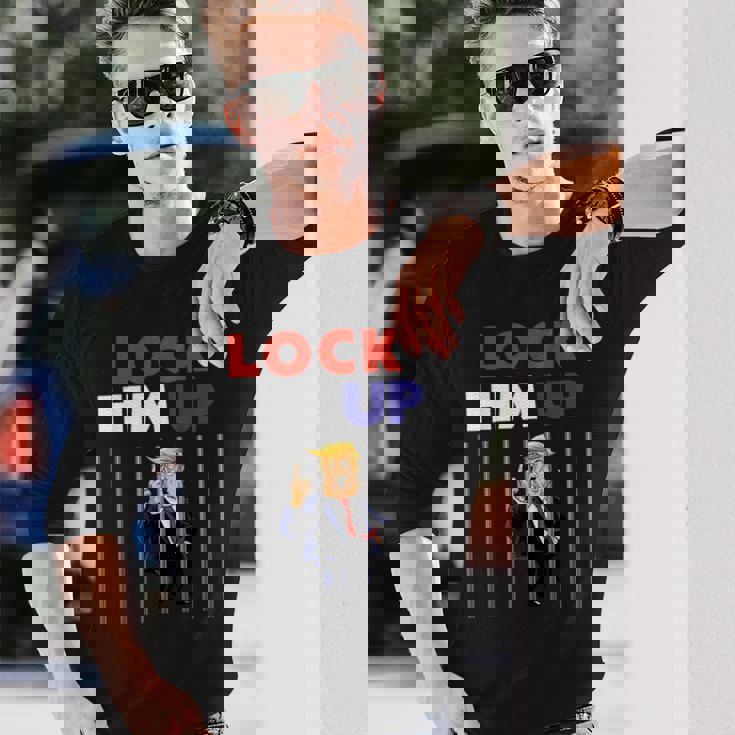 Lock Him Up Anti Trump Political 長袖Tシャツ 彼への贈り物