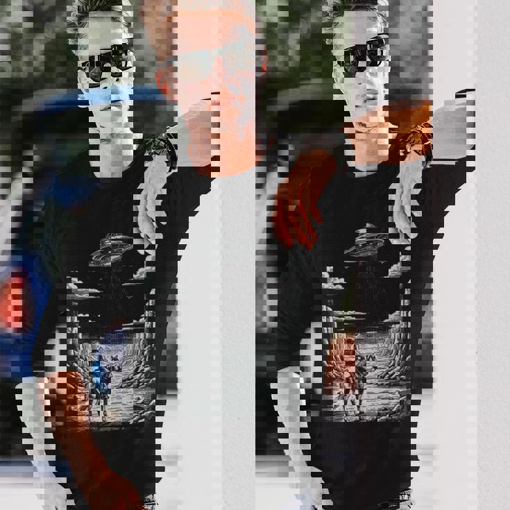 Lone Cowboy Watching Ufo 空飛ぶ円盤 キャニオン 長袖Tシャツ 彼への贈り物