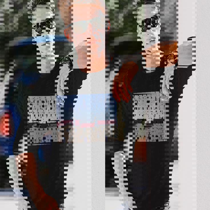 Magritteによるゴルコンダの有名な絵画。 長袖tシャツ 長袖Tシャツ 彼への贈り物