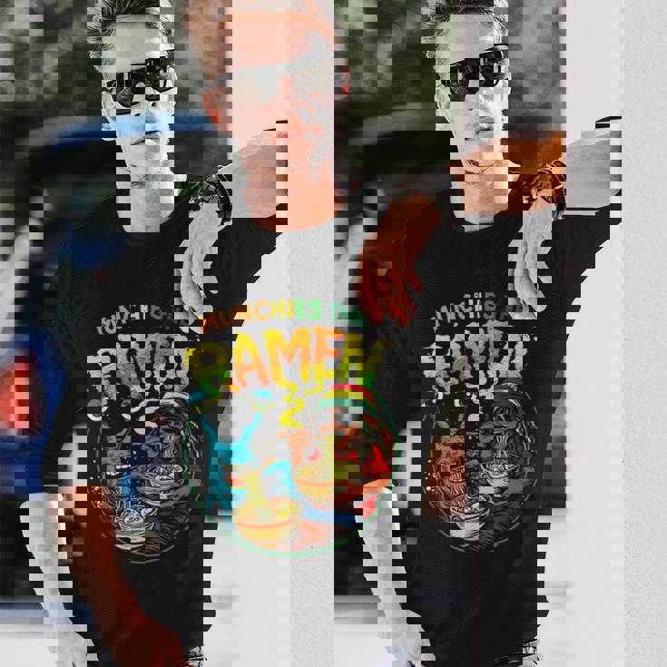 Munchies ラーメンを食べるエイリアン ドレッドヘアアート 長袖Tシャツ 彼への贈り物