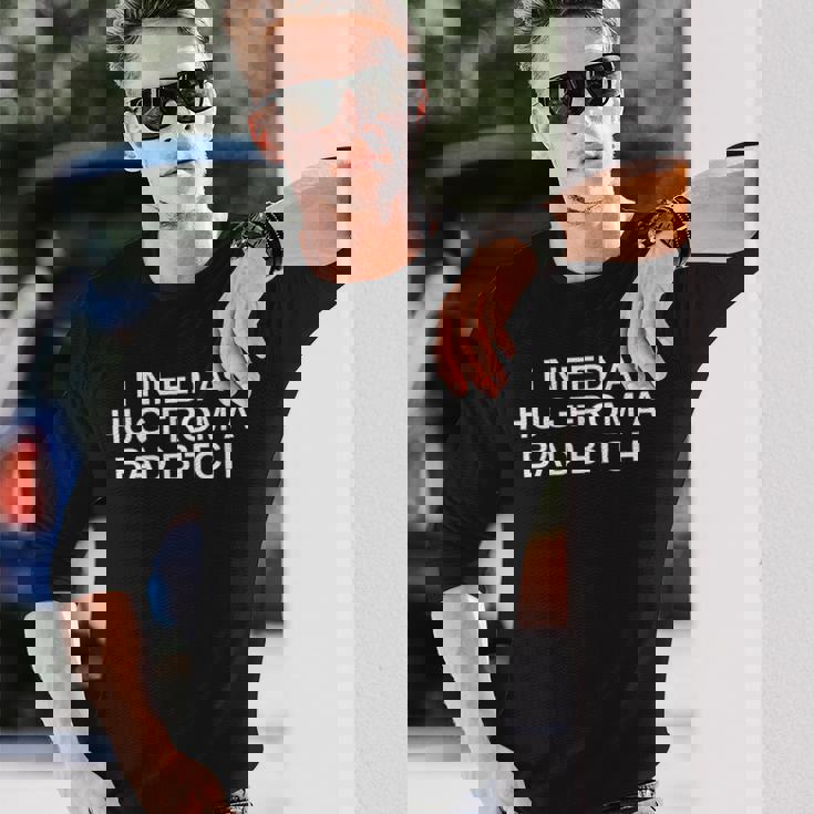 I Need A Hug From A Bad Bitch ファニーカレッジノベルティスレー 長袖Tシャツ 彼への贈り物