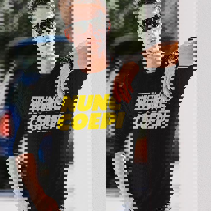 Nunc Coepi Now I Begin 長袖Tシャツ 彼への贈り物