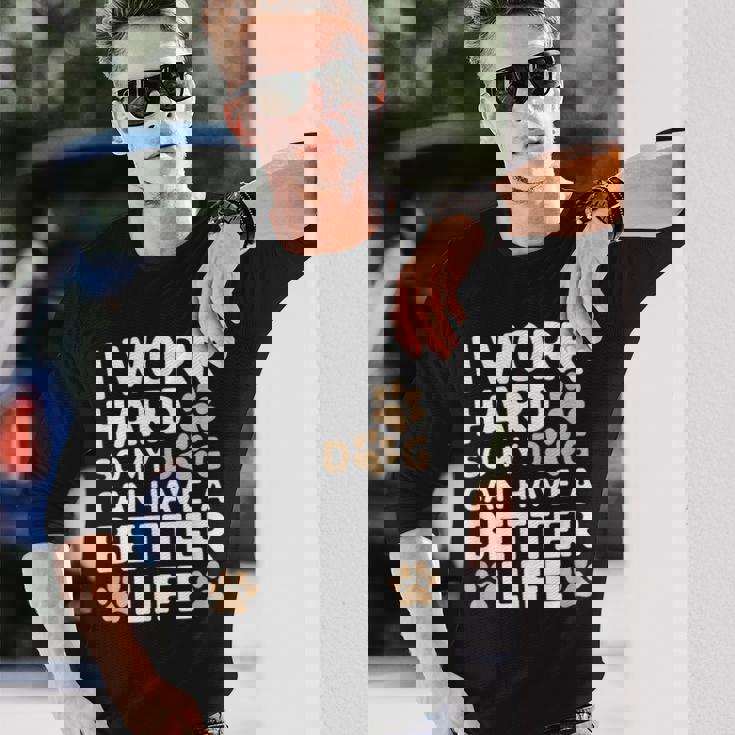 I Work Hardo My Dog Can Have A Better Life おかしな犬の飼い主 長袖Tシャツ 彼への贈り物