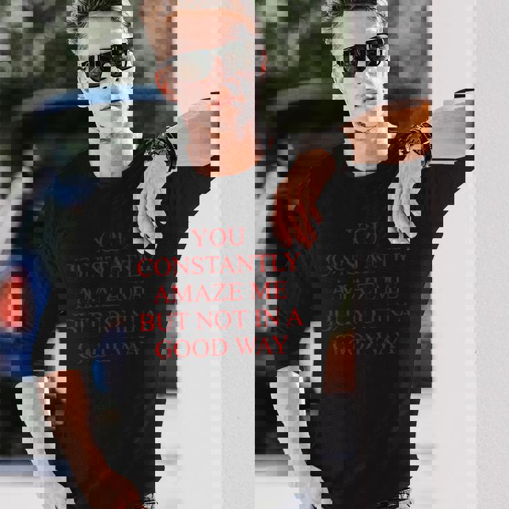 You Constently Amaze Me But Not In A Good Way Meme 長袖Tシャツ 彼への贈り物