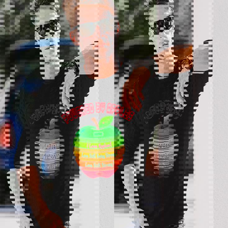 「Powered By Apples（リンゴの力）」リンゴ スライス 充電 バッテリー 残量 おもしろみ 可愛い 長袖Tシャツ 彼への贈り物