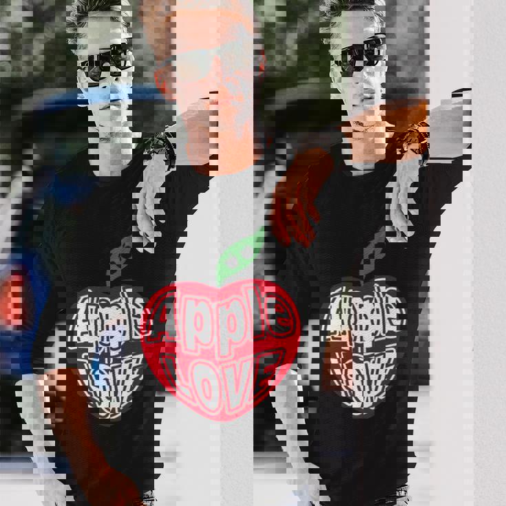 「Red Apple Fresh Fruit 」 ハート型 Love りんご フルーツ ユニークデザイン 長袖tシャツ 長袖Tシャツ 彼への贈り物