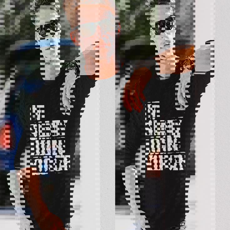 あなたの車を黙って判断してる面白いドライバーの名言 長袖Tシャツ 彼への贈り物