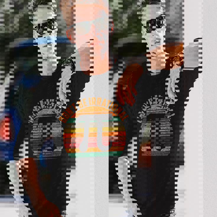 おかしな円周率デー 不合理になるな 円周率デーを祝おう 3月14日 長袖Tシャツ 彼への贈り物