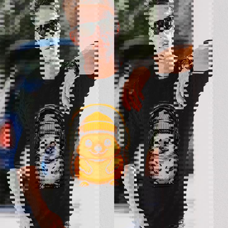 かわいいハリネズミ、ビーニーとヘッドフォン、居心地の良い音楽愛好家。 長袖tシャツ 長袖Tシャツ 彼への贈り物