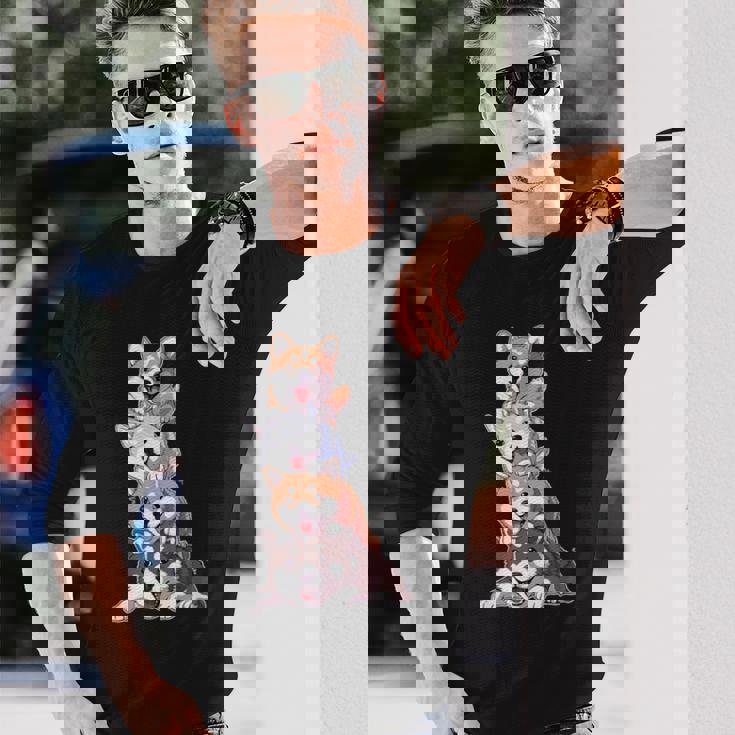 かわいい秋田犬が重ねて重ねられています 長袖Tシャツ 彼への贈り物