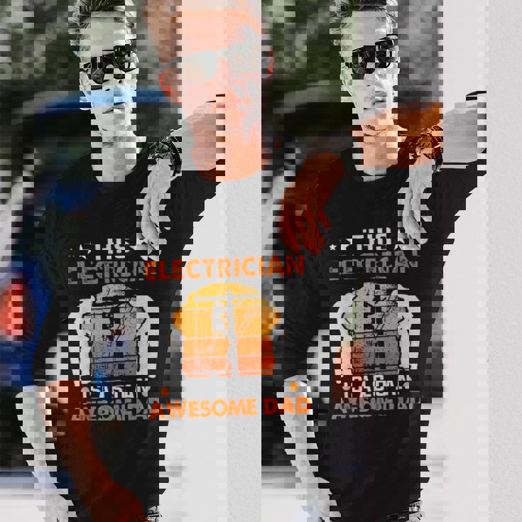 メンズ この電気屋さんは、すごいお父さん電気屋さんでもあります 長袖Tシャツ 彼への贈り物