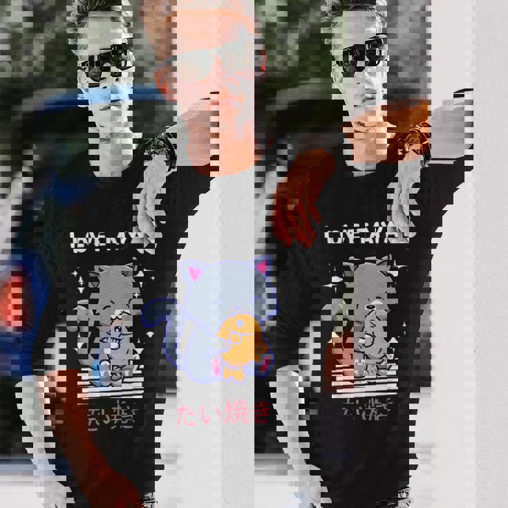 たい焼きが大好き かわいい かわいい 猫がたい焼きを食べる 日本アニメ 長袖Tシャツ 彼への贈り物