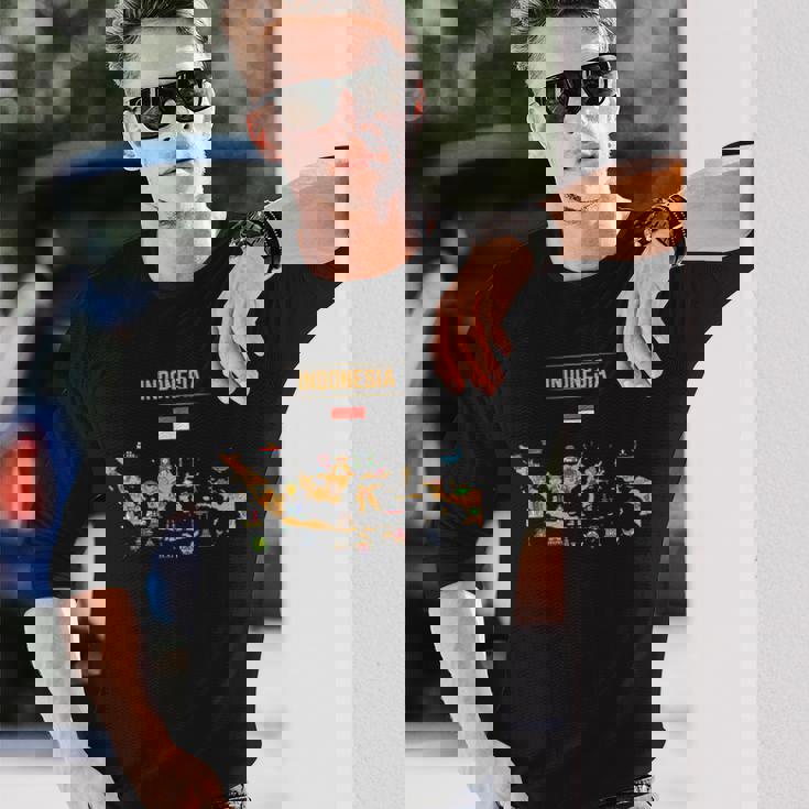 インドネシアの地図。 有名な国のランドマークのアイコン、伝統 長袖Tシャツ 彼への贈り物