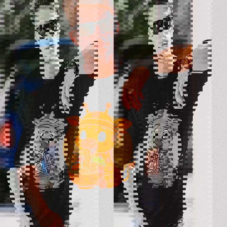 カワイイキリン食べるラーメングラフィック 日本のキリングラフィック 長袖Tシャツ 彼への贈り物