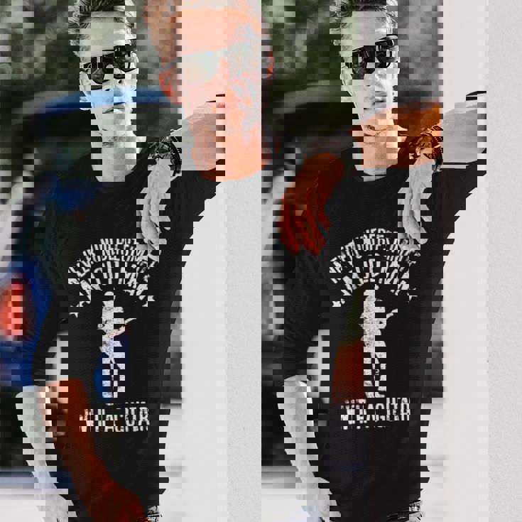 ギターで老人を過小評価しないでください面白い引用 長袖tシャツ 長袖Tシャツ 彼への贈り物