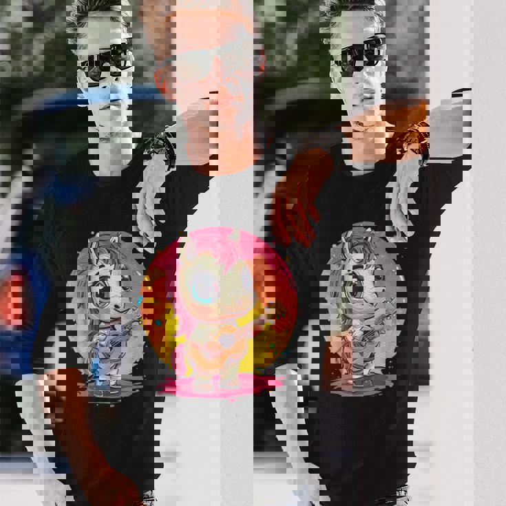 ギターを持った愛らしいポニー 長袖Tシャツ 彼への贈り物