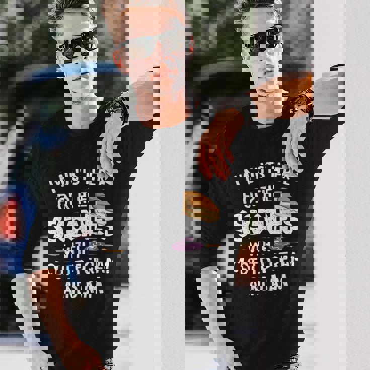 クロテッドクリームとジャムの入ったスコーンを食べに来ただけだよ 長袖Tシャツ 彼への贈り物