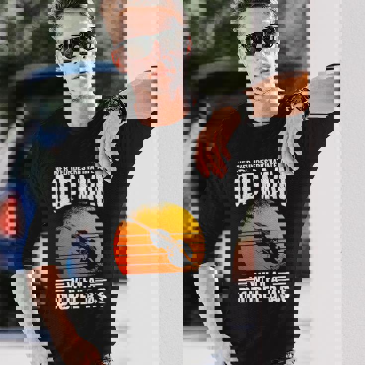 コントラバスの老人を過小評価しないでください 長袖Tシャツ 彼への贈り物