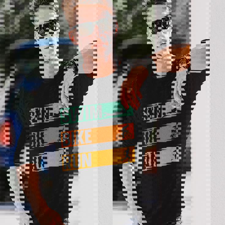 スイム・バイク・ラン トライアスロン選手 アスリート スポーツ トライアスロン 長袖Tシャツ 彼への贈り物