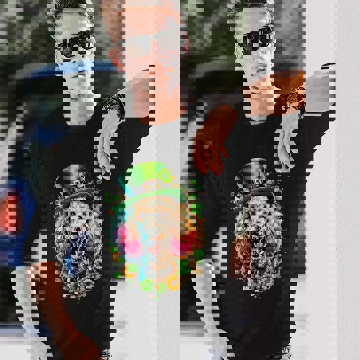 スタンダードプードル 犬 聖パトリックデー アートワーク 長袖Tシャツ 彼への贈り物