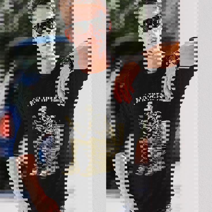 スマートフォン付きトイレのスケルトン ゴシックユーモア 長袖Tシャツ 彼への贈り物