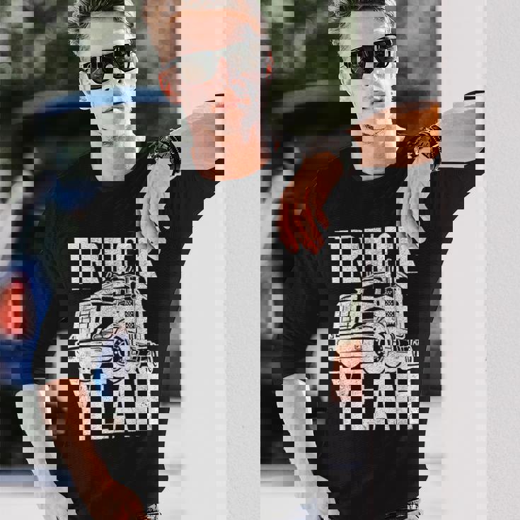 トラッカー 18輪トラック イェーピンク 長袖Tシャツ 彼への贈り物