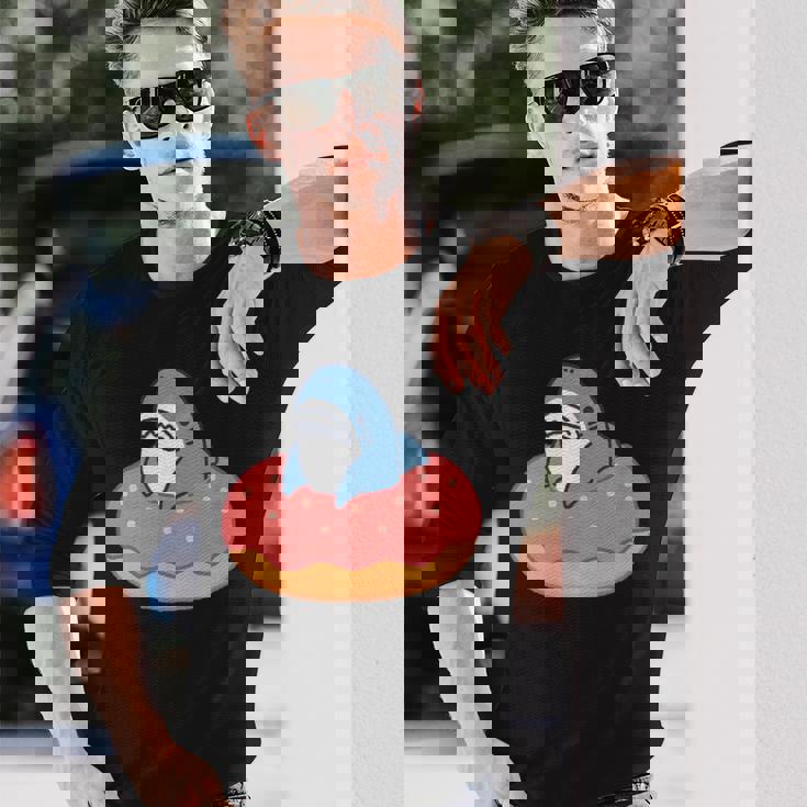 ドーナツに喰われるサメ さめ かわいい ゆるい イラスト シュール おもしろ 鮫 シャーク 長袖Tシャツ 彼への贈り物