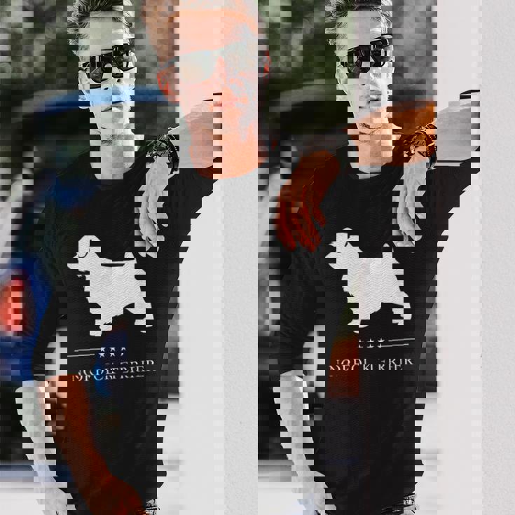 ノーフォークテリア犬の白いシルエット 長袖Tシャツ 彼への贈り物